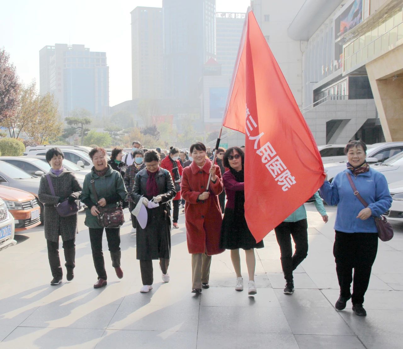 省第三人民醫(yī)院組織離退休職工開展徒步健身活動(dòng)(圖2)