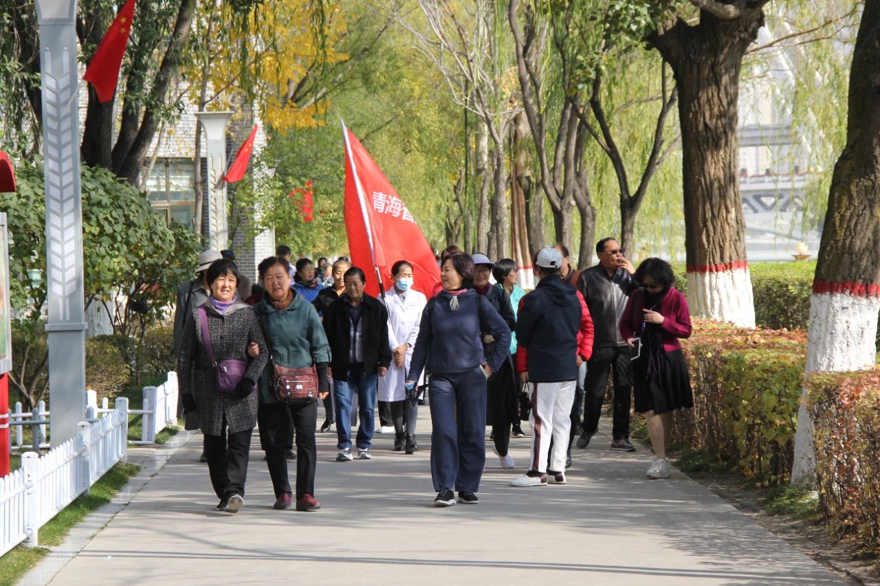 省第三人民醫(yī)院組織離退休職工開展徒步健身活動(dòng)(圖4)